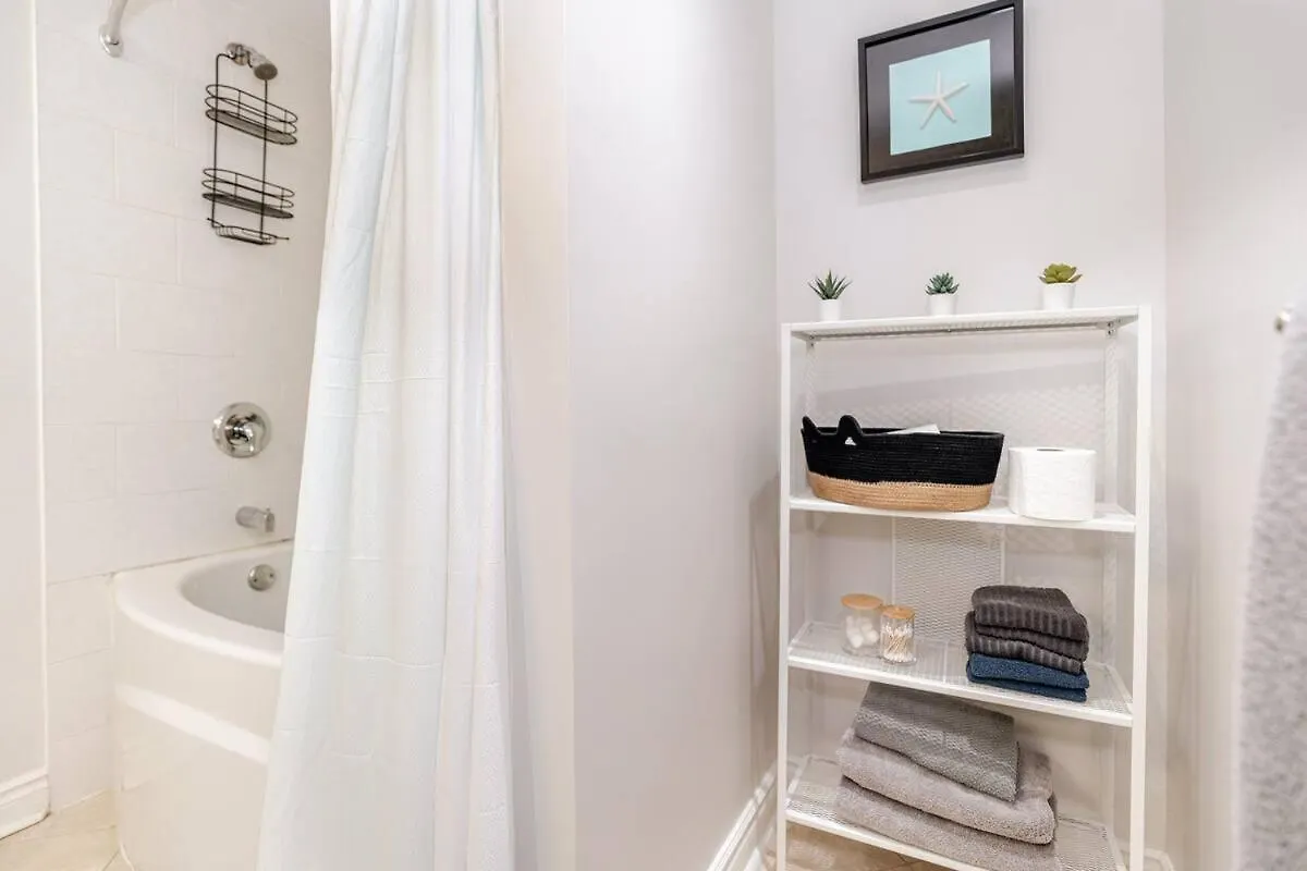 2 Bedroom Apartment-2 Free Parking -14 Min To Pearson Airport Mississauga 0*,  Canada