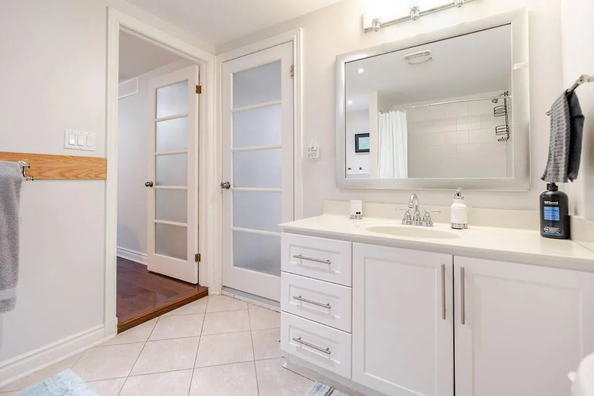 2 Bedroom Apartment-2 Free Parking -14 Min To Pearson Airport Mississauga Apartment