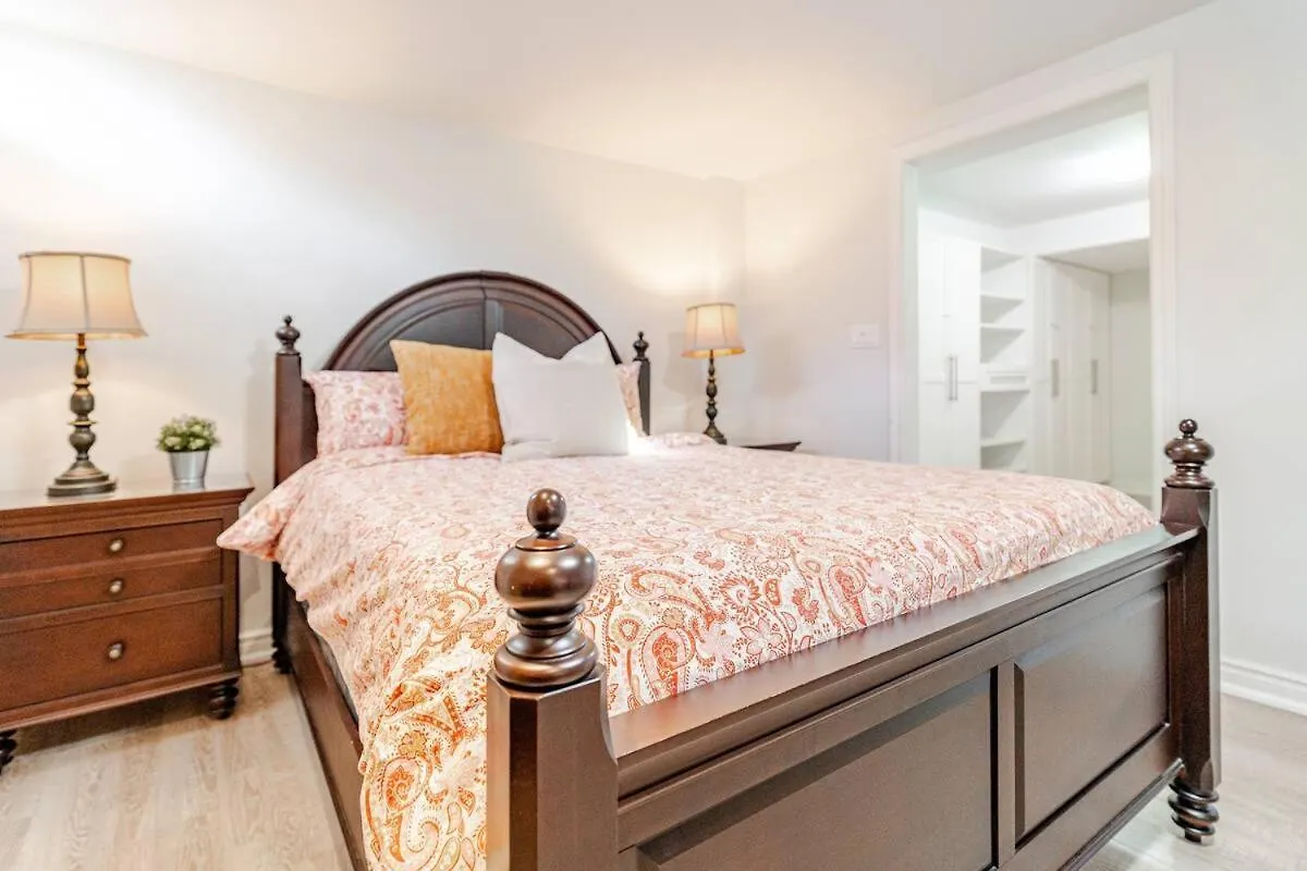2 Bedroom Apartment-2 Free Parking -14 Min To Pearson Airport Mississauga 0*,  Canada